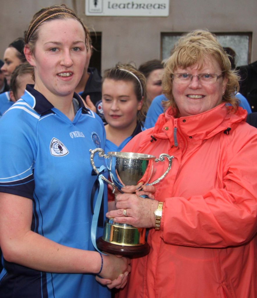 Mary Logue presents the Brenda Logue Memorial Trophy to Cappagh Captain Clodagh Poyntz.